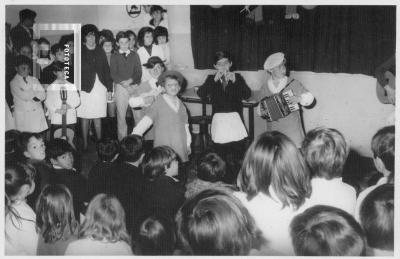 Acto infantil en escuela