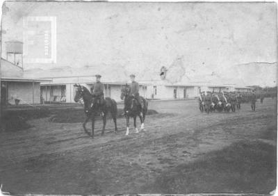 Mayor Francisco V. Bosch y su ayudante, Tte. Bracco, en la plaza de armas del Cuartel de Infantería de San Nicolás