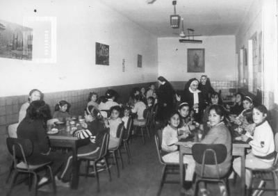 Hogar San Hipólito, niñas en comedor