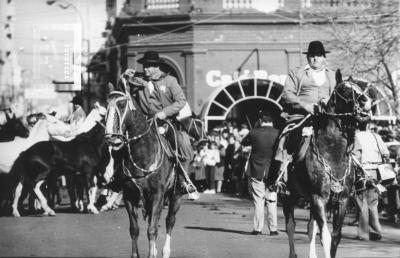 Desfile de agrupaciones gauchas frente a Plaza Mitre. Día de la Independencia