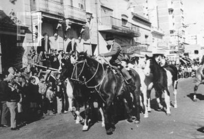 Desfile de agrupaciones gauchas frente a Plaza Mitre. Día de la Independencia