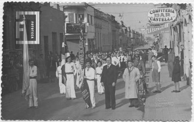 Bernardo Inda Albiztur acompaña a la delegación Laurak Bat por las calles de San Nicolás, como lehendakari del Centro Vasco Evzkal Etkzea de San Nicolás