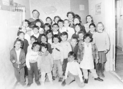 Casa del Niño, grupo de niños con Pedro Novau