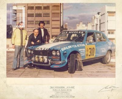 Automovilismo. Rubén Migliarini, Félix Defelippo y Juan Ignacio "el Perro Caligaris", junto a su auto que participó en el Rally "Vuelta a la América del Sur"