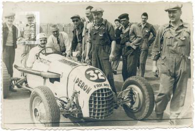 Automovilismo. Omar Fuentes con su auto de carrera Nº 32 en La Emilia