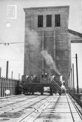 Coquería. Máquina cargadora y silo de almacenamiento