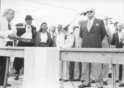 Efraín Grigera inaugura Monumento a José Hernández. Maestro Héctor Berdún al borde izq.