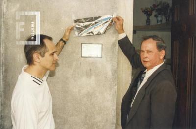 Homenaje al Poeta César Carlos Bustos en el Cementerio. Juan R. Arburua y C. Bustos (h) descubren placa