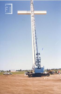 Cruz de los Metalúrgicos (40 m altura). Momento de su instalación.