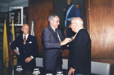 Gral de Brigada Diego Alejandro Soria condecora al Dr. José De Cara