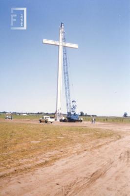 Cruz de los Metalúrgicos (40 m altura). Momento de su instalación.
