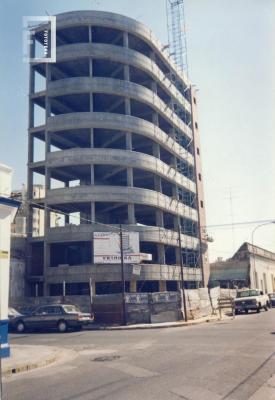 Edificio Astul en construcción. esquina norte calles Nación y Guardias Nacionales