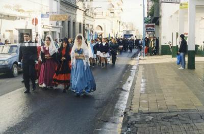Desfile por calle Sarmiento, fiesta patria, jóvenes vestidos de época.