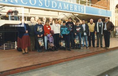 Grupo de Rotary Club San Nicolás, en la puerta de la sede, con jóvenes