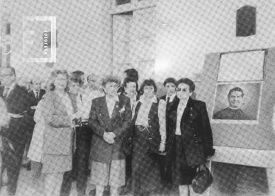 Homenaje a José Francisco Benítez. Sus descendientes junto a la placa por descubrirse y la imagen de San Juan Bosco.