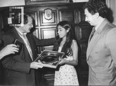 Natalia Coronel recibe distinción de E. Di Rocco