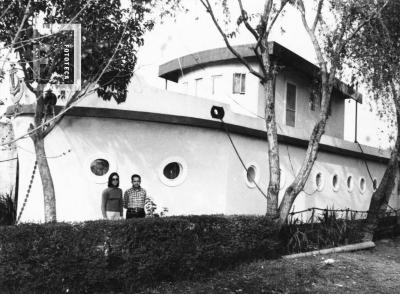 Oscar Felipe Cafiero y Sra. junto a su casa barco.