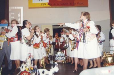 Grupo musical //Papel Nonos//, presentación en la Feria del Libro