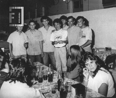 Raúl Porchetto con los mozos de "Don Eduardo"