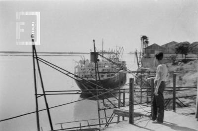 Puerto de Embarcaderos con barco