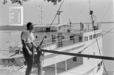Puerto de Embarcaderos con barco