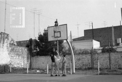 Integrantes del Grupo Ateneo Catedral en la cancha que había por calle Guardias Nacionales junto a la iglesia