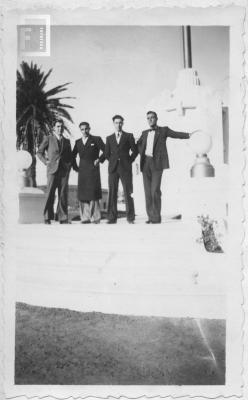 Grupo en monumento