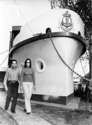 Oscar Felipe Cafiero y Sra. junto a su casa barco.