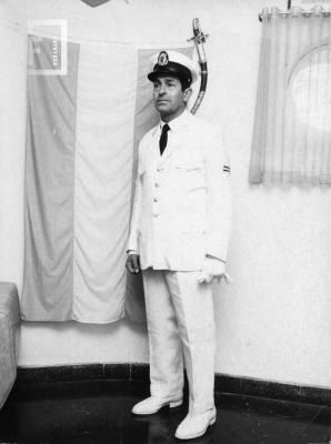 Oscar Felipe Cafiero con uniforme de Prefectura en el interior de su casa barco.