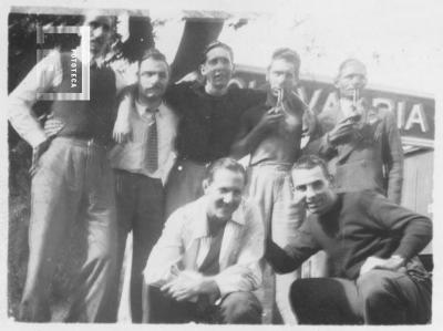 Viaje a Bahía Blanca. Grupo en estación Olavarría