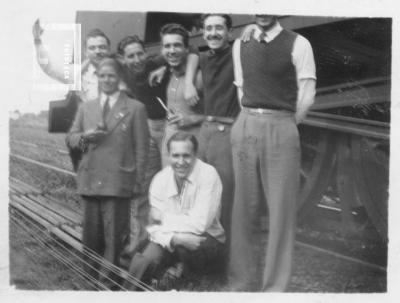 Viaje a Bahía Blanca. Grupo junto al tren
