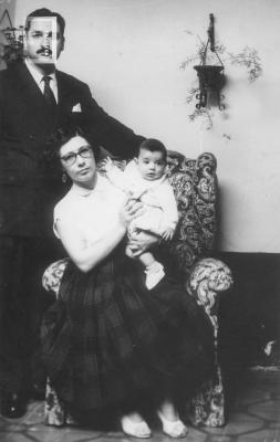 Jorge Baldarenas con sus padres, octubre 1958