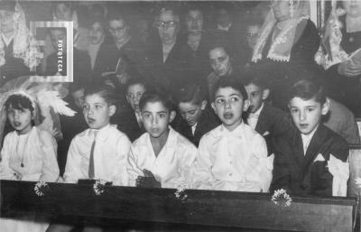 Niños Primera Comunión en Centro Misional María Madre de la Iglesia, Chacabuco entre Belgrano y Lavalle, octubre 1965