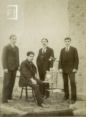 Diego, Carlos y Valentín González (parados)