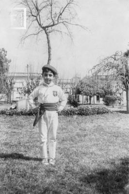 Jorge Baldarenas vestido a la usanza vasca en Plaza Mitre, al fondo Arbol de Guernica, agosto 1964