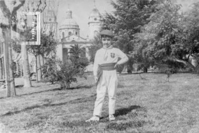 Jorge Baldarenas vestido a la usanza vasca en Plaza Mitre, agosto 1964