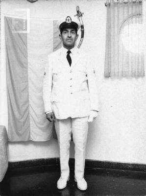 Oscar Felipe Cafiero con uniforme de Prefectura en el interior de su casa barco.