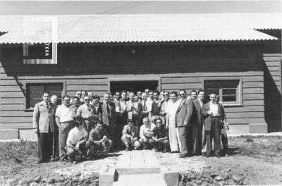 Instalación de SOMISA. Grupo junto a casa de madera