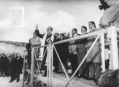 Bautismo del pesquero construido en Talleres Martins. Padre Rafael Hernández bendice la nave