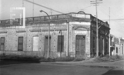 Esquina sudeste de Av. Irigoyen (Falcón) e Italia