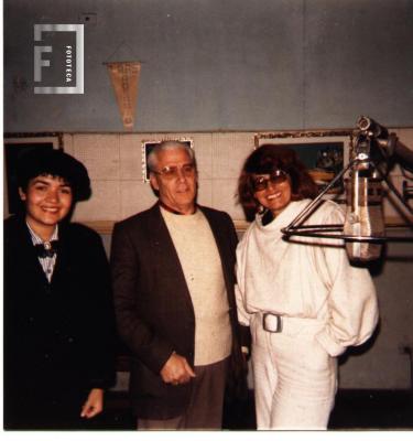 Julio Marti y dos damas en estudio radio