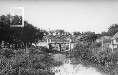 Puente //Ruiz Huidobro// en calle Sarmiento entre Alberdi e Ingenieros (zanja de doña Melchora) construido en 1894