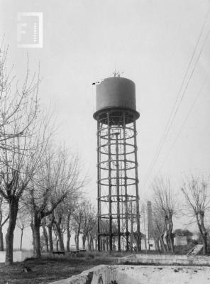 Tanque de hierro de las antiguas Aguas Corrientes. Arriba Wilhelm Buijs y Cesar Carlos Bustos