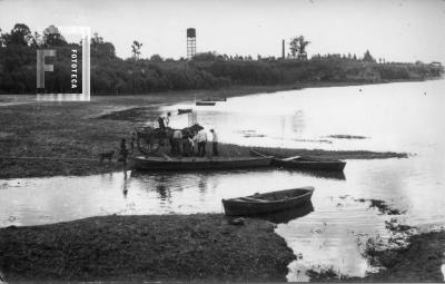 Desembocadura de la zanja de Doña Melchora. Al fondo tanque Aguas Corrientes