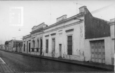 Casas de calle Ameghino entre 25 de Mayo y Almafuerte. Vereda numeros impares