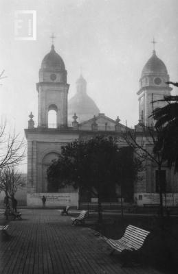 Iglesia Catedral toma vertical de frente con bruma