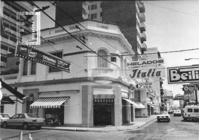 Heladería //Italia//, esquina Sur de Italia y Nación, en ese edificio desde 1962 aprox.