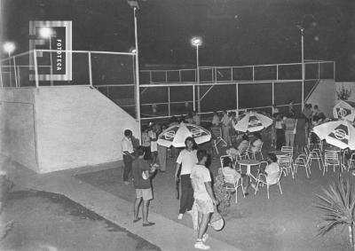 Actividad en cancha de paddle, nocturno