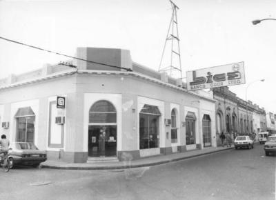 Banco Bica, esquina Norte de Chacabuco y Mitre