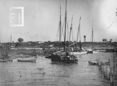 Vista de San Nicolás a la altura del muelle chico y el zanjón de doña Melchora (al fondo tanque de las Aguas Corrientes)